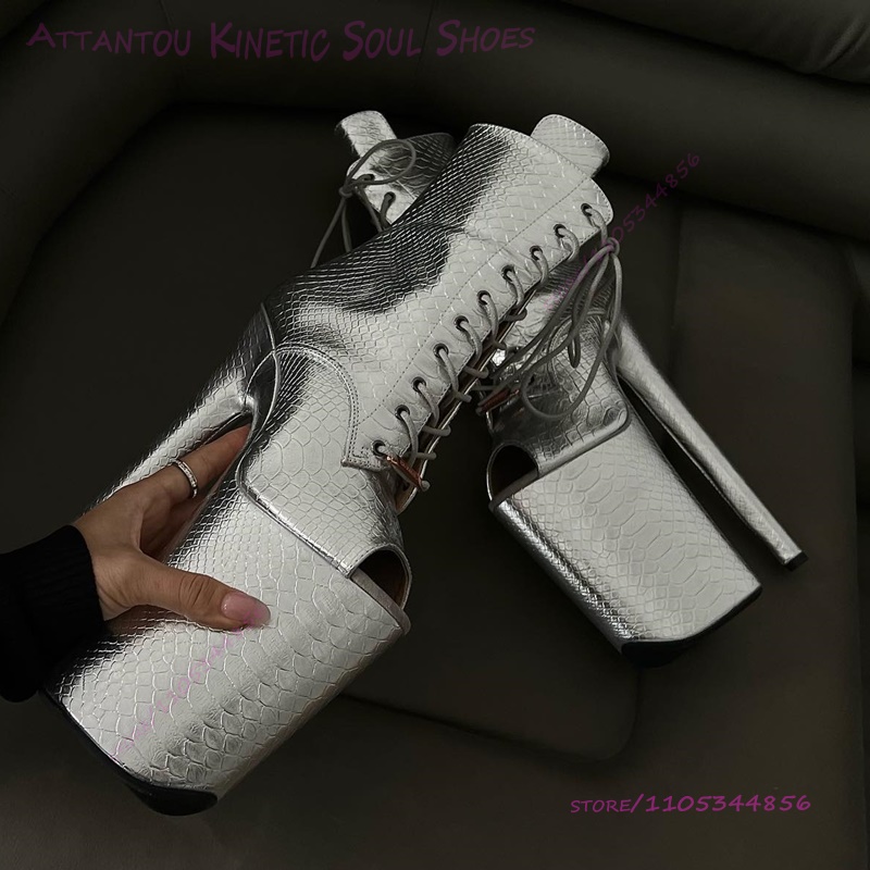 Shiny Silver Croc Embossed Boo - Women'S Shoes Crocs recensie en prijs