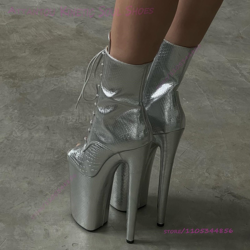 Shiny Silver Croc Embossed Boo - Women'S Shoes Crocs recensie en prijs